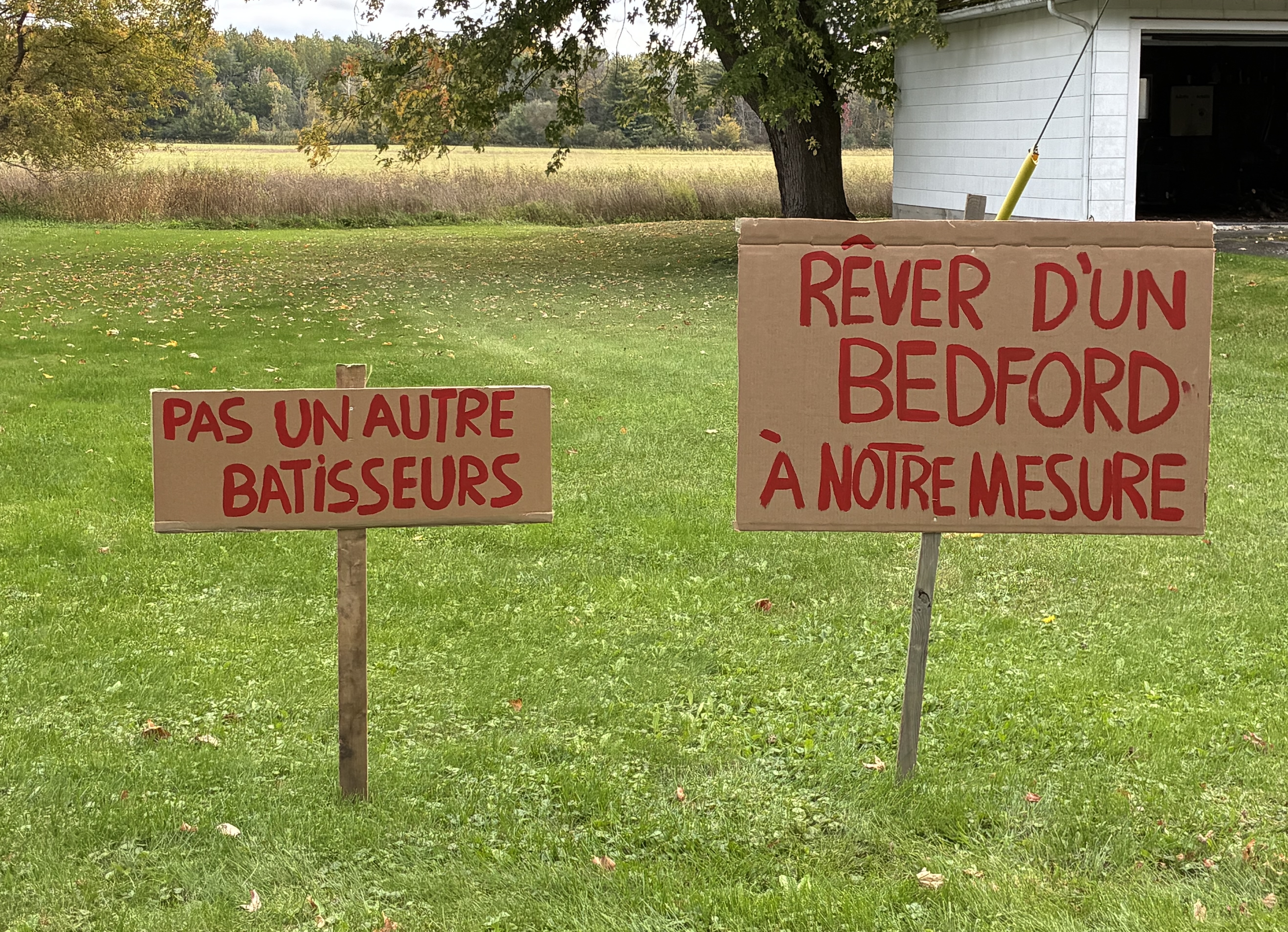 Pancartes citoyennes installées à Bedford