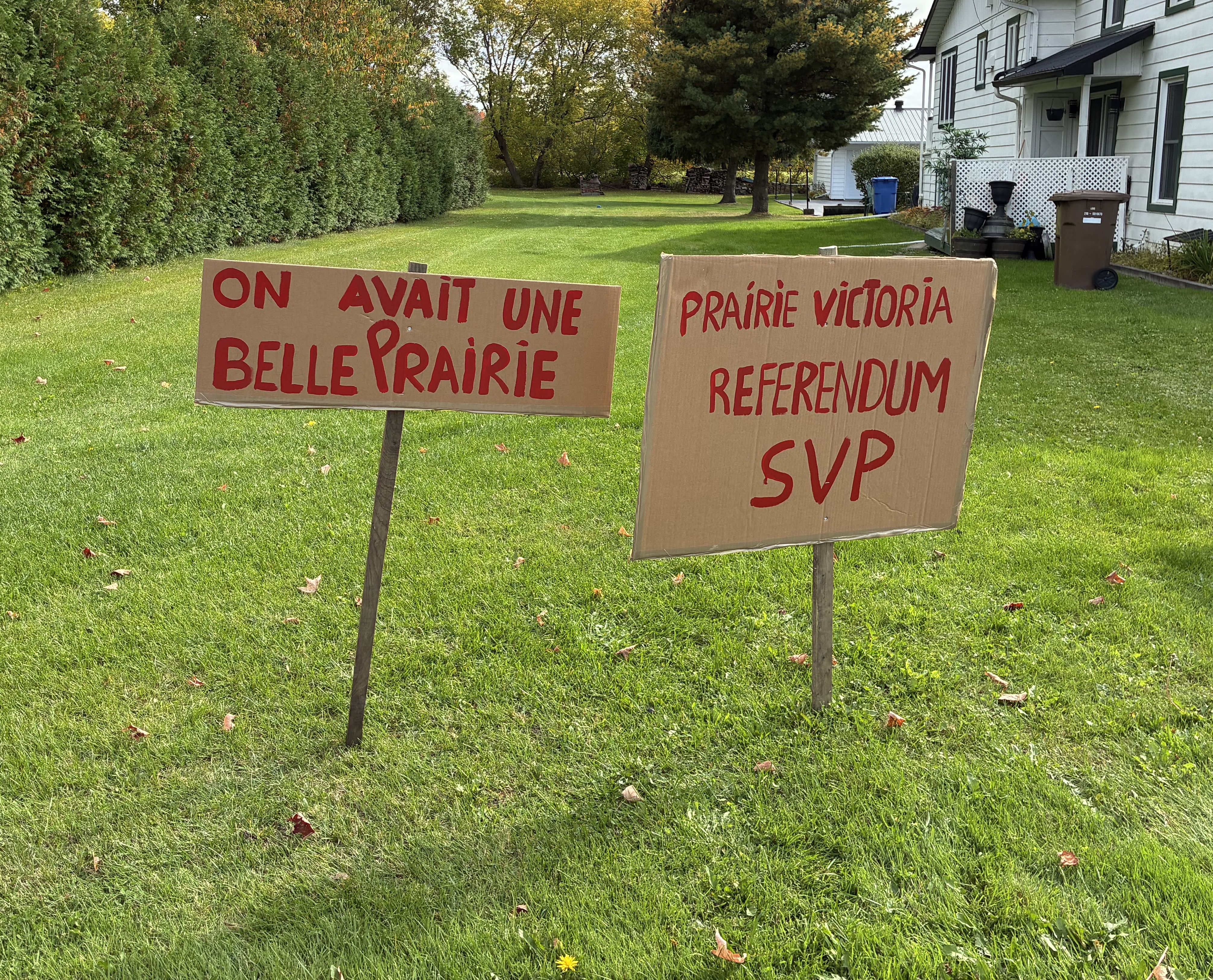 Pancartes demandant une réflexion sur la Prairie
                Victoria