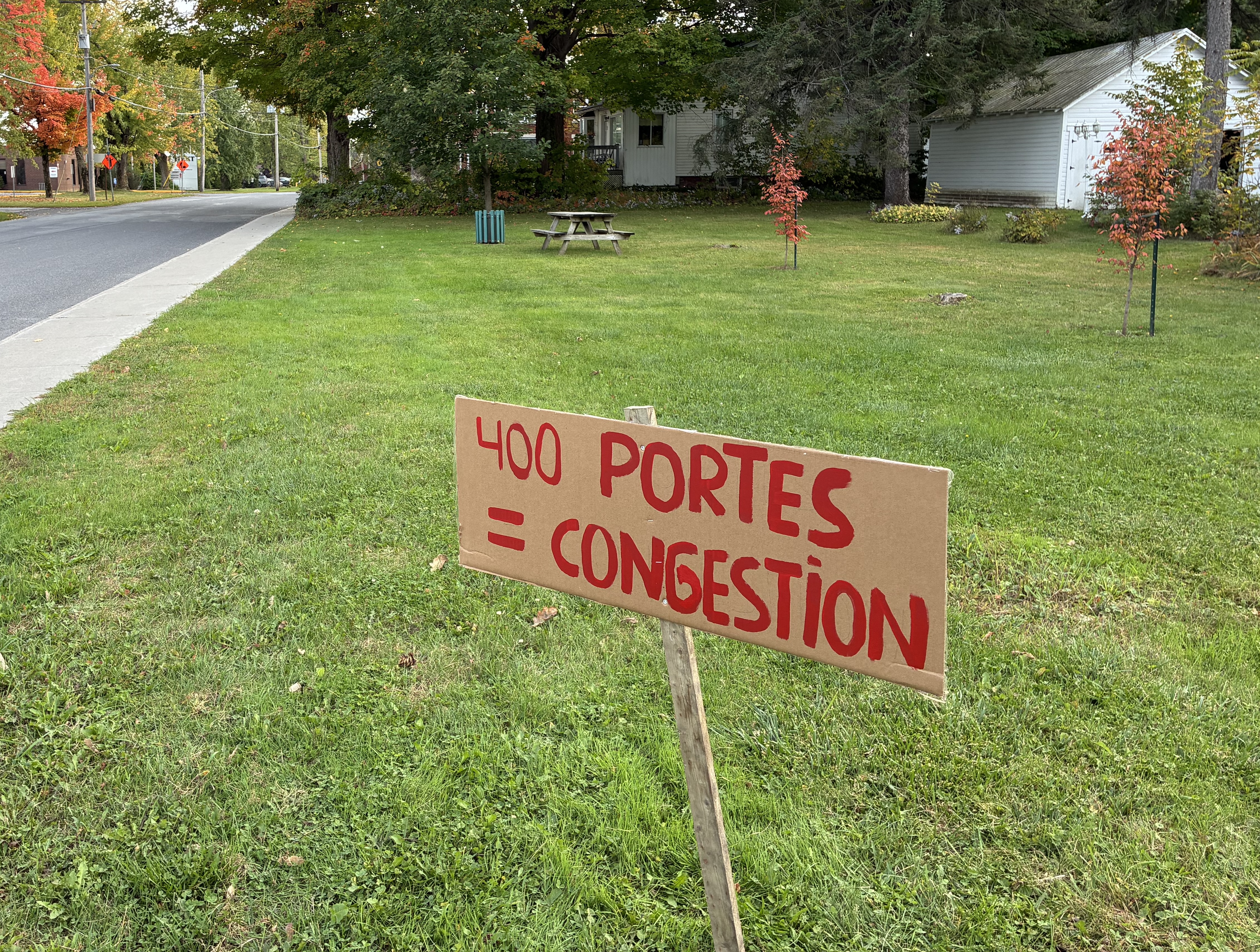 Pancarte citoyenne concernant les 400 logements